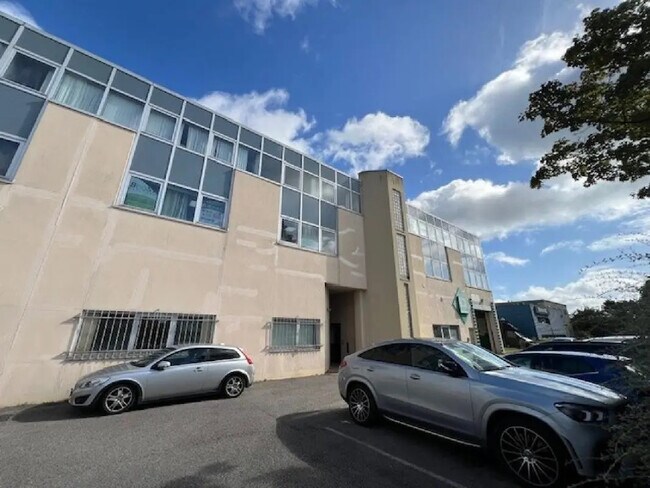 Plus de détails pour 655 Avenue Roland Garros, Buc - Bureau à vendre