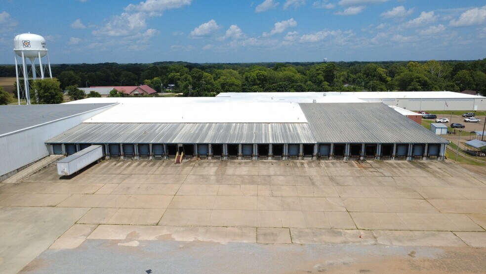 555 Matthews Dr, Canton, MS à louer - Photo de l’immeuble – Image 3 sur 6