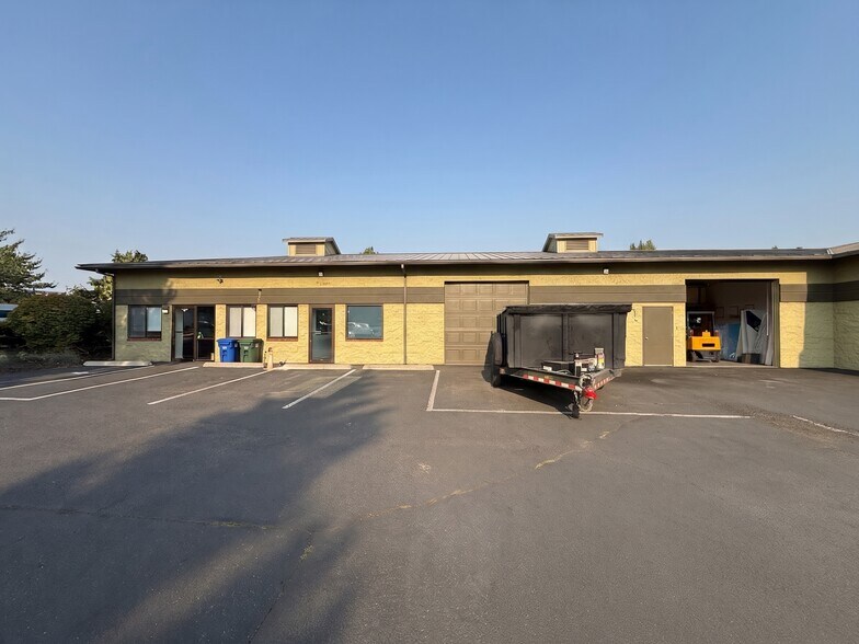 930 SE Textron Dr, Bend, OR à louer - Photo de l’immeuble – Image 1 sur 2