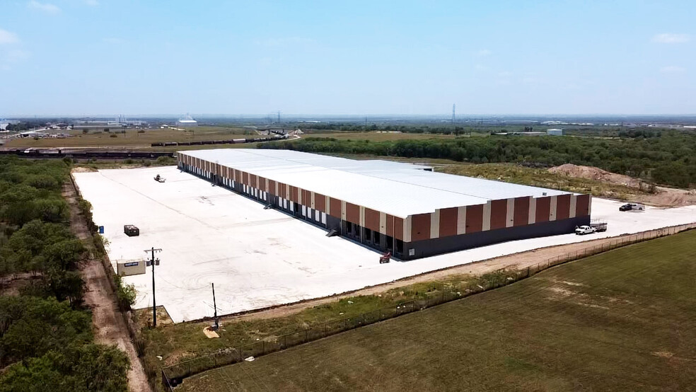 7042 Industrial Way, San Antonio, TX à louer - Photo de l’immeuble – Image 1 sur 5