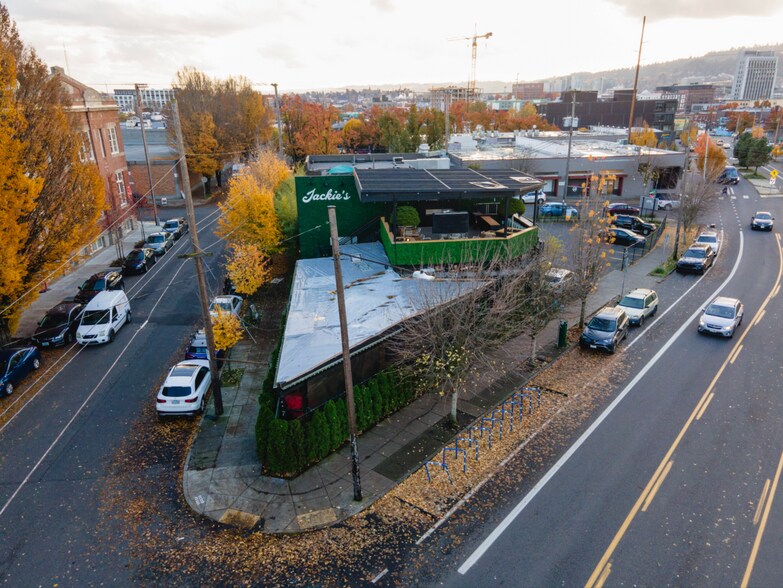 930 SE Sandy Blvd, Portland, OR à vendre - Photo de l’immeuble – Image 2 sur 6