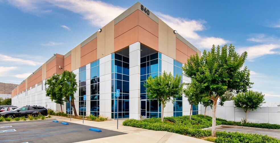 940 Columbia Ave, Riverside, CA à louer - Photo de l’immeuble – Image 3 sur 9