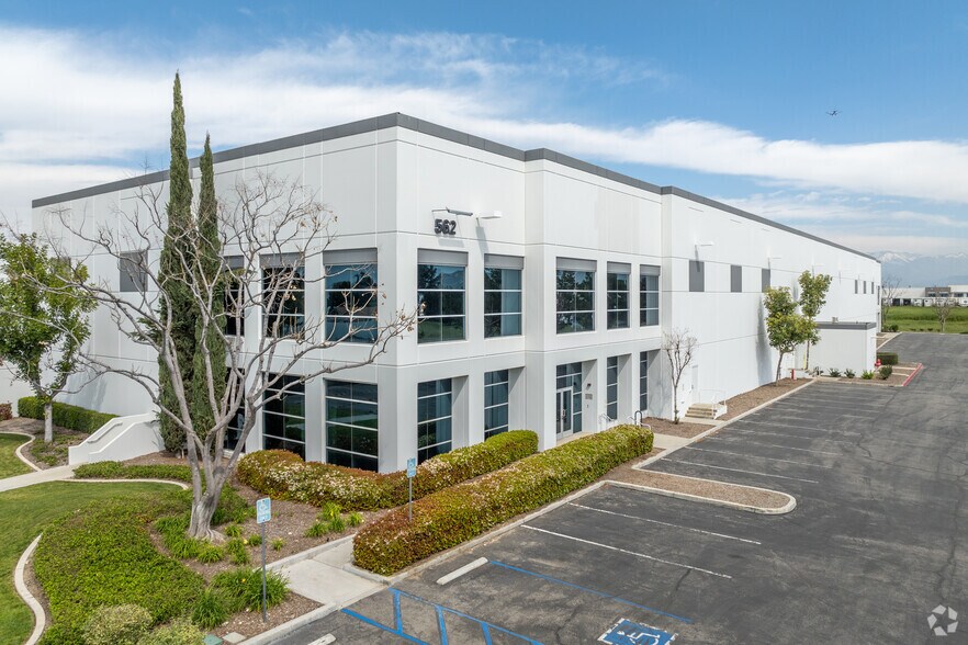 562 W Santa Ana Ave, Bloomington, CA à louer - Photo principale – Image 1 sur 5