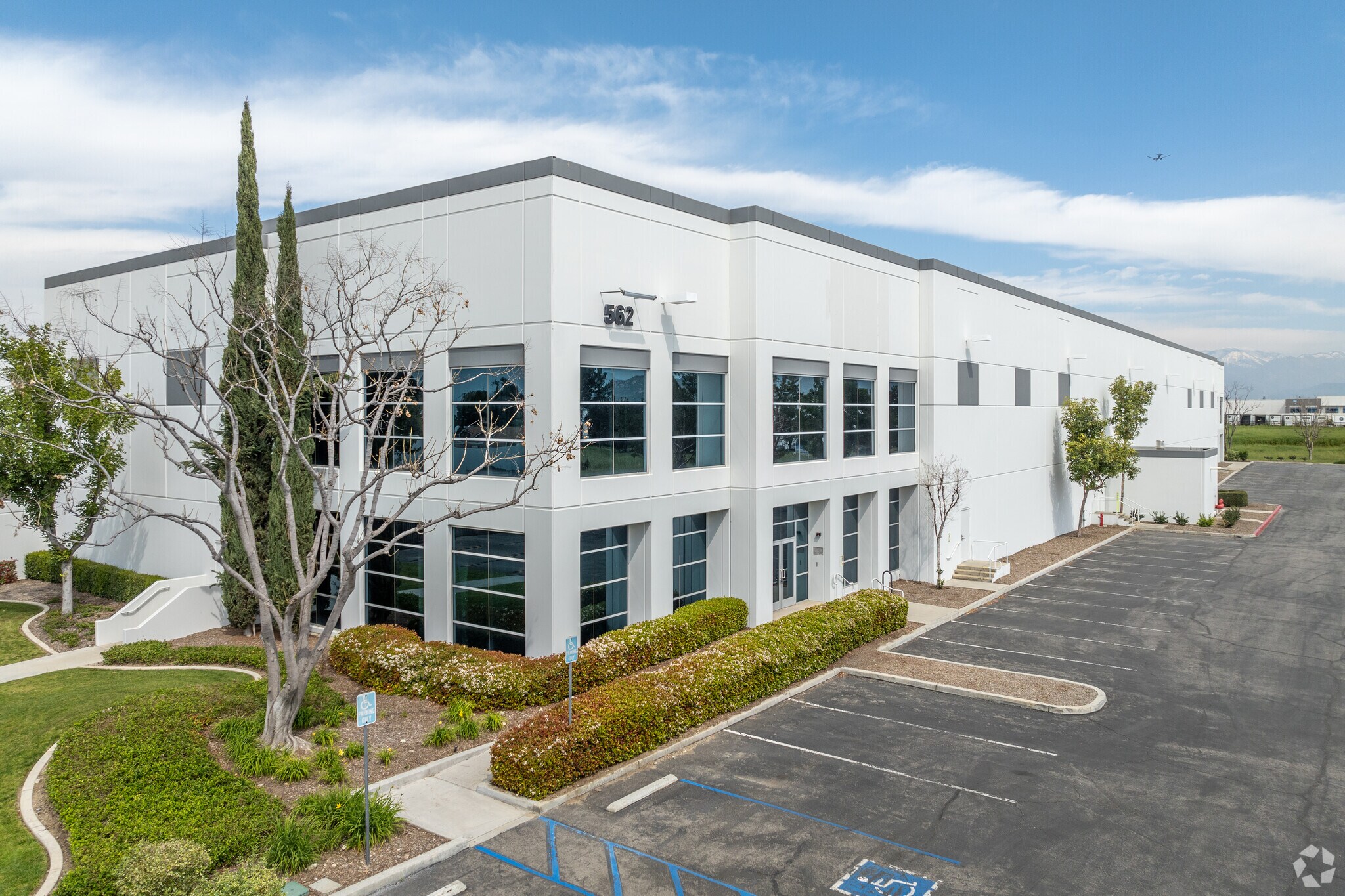 562 W Santa Ana Ave, Bloomington, CA à louer Photo principale– Image 1 sur 6
