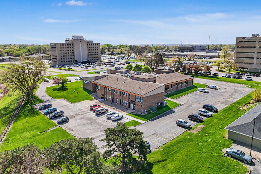 1300 37th St, West Des Moines, IA à vendre - Photo de l’immeuble – Image 3 sur 16