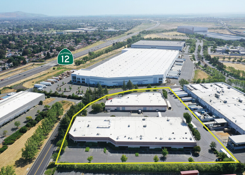 2351 N Watney Way, Fairfield, CA à louer - Photo de l’immeuble – Image 2 sur 12
