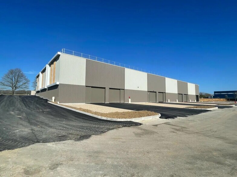 Local d'activités dans Marines à vendre - Photo de l’immeuble – Image 1 sur 16