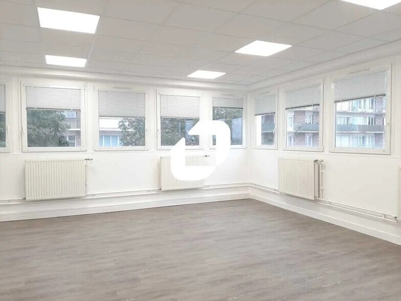 Bureau dans Maurepas à louer - Photo de l’immeuble – Image 3 sur 7