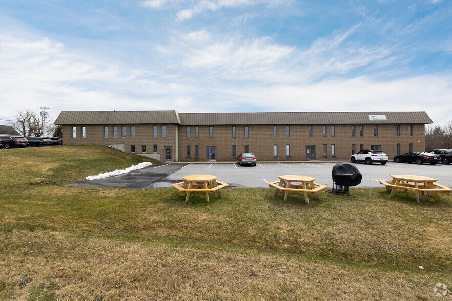 51 Harvey Rd, Londonderry, NH à louer - Photo principale – Image 1 sur 5