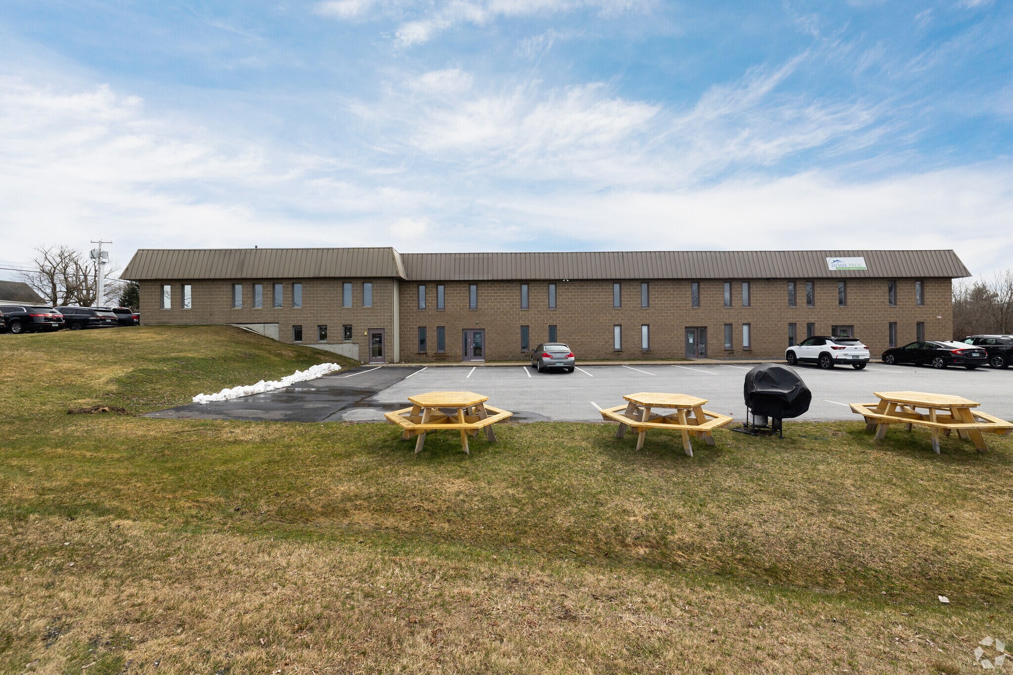 51 Harvey Rd, Londonderry, NH à louer Photo principale– Image 1 sur 6