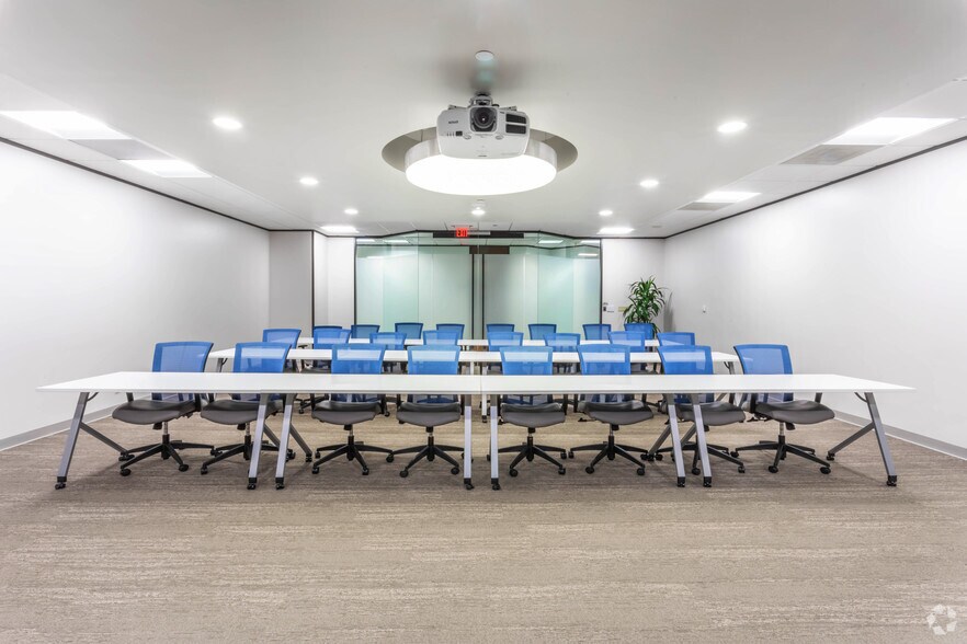 363 N Sam Houston Pky E, Houston, TX à louer - Photo intérieure – Image 2 sur 39