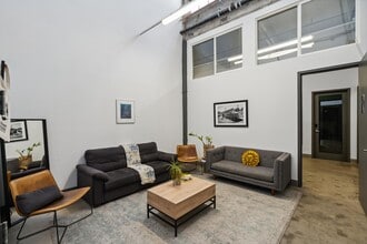 2744 E 11th St, Oakland, CA à louer Photo de l’immeuble– Image 2 sur 11