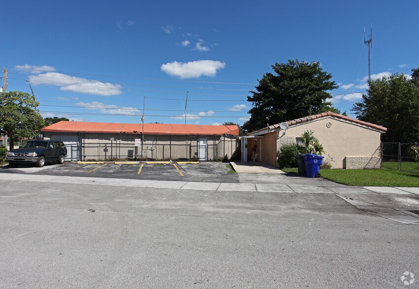 41 William Rd, West Park, FL à vendre - Photo de l’immeuble – Image 1 sur 44