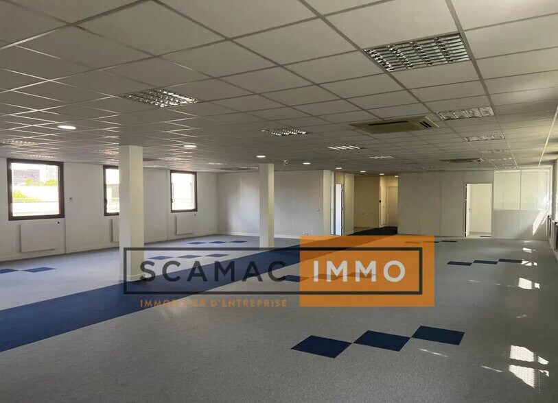 Local commercial dans Saint-Denis à louer - Photo de l’immeuble – Image 1 sur 7