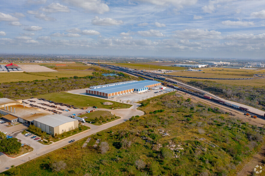 7042 Industrial Way, San Antonio, TX à louer - Photo de l’immeuble – Image 3 sur 5