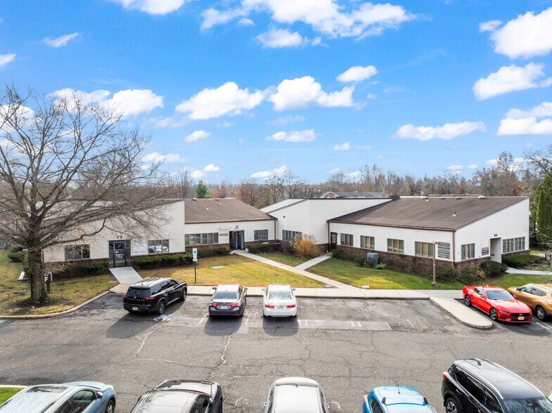 F1 Brier Hill Ct, East Brunswick, NJ à vendre - Photo de l’immeuble – Image 2 sur 16