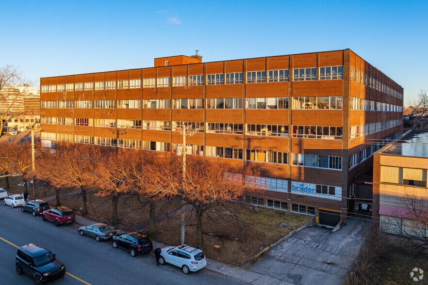 350 Rue De Louvain O, Montréal, QC à louer - Photo de l’immeuble – Image 3 sur 5