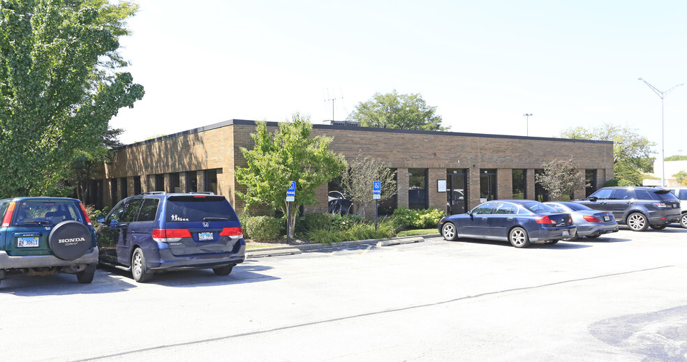 4260 Westbrook Dr, Aurora, IL à louer - Photo de l’immeuble – Image 1 sur 35
