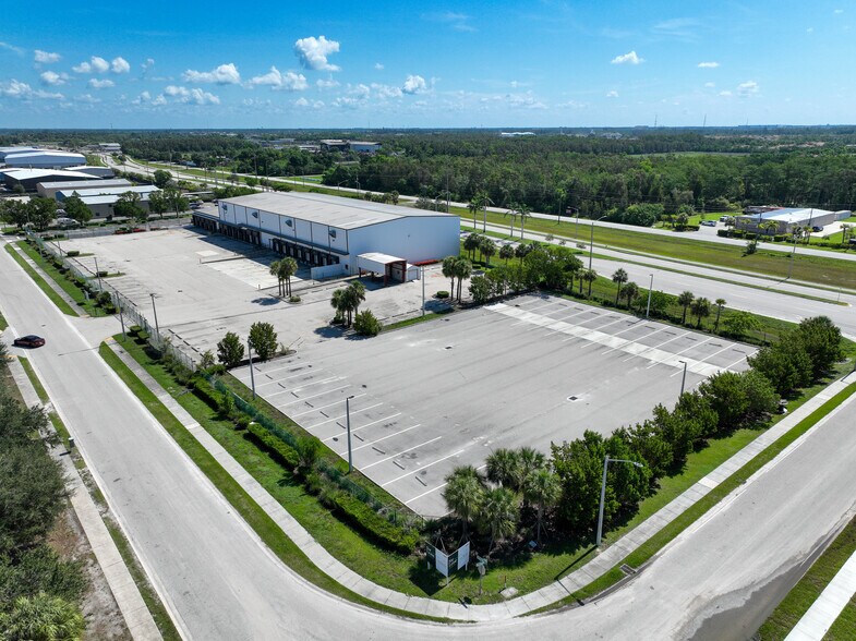 3843 Ironbridge Blvd, Fort Myers, FL à louer - Photo de l’immeuble – Image 2 sur 24
