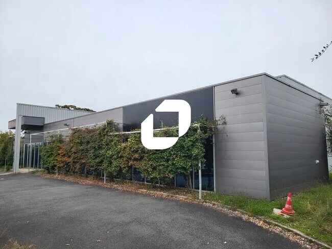 Plus de détails pour Local d’activités à vendre