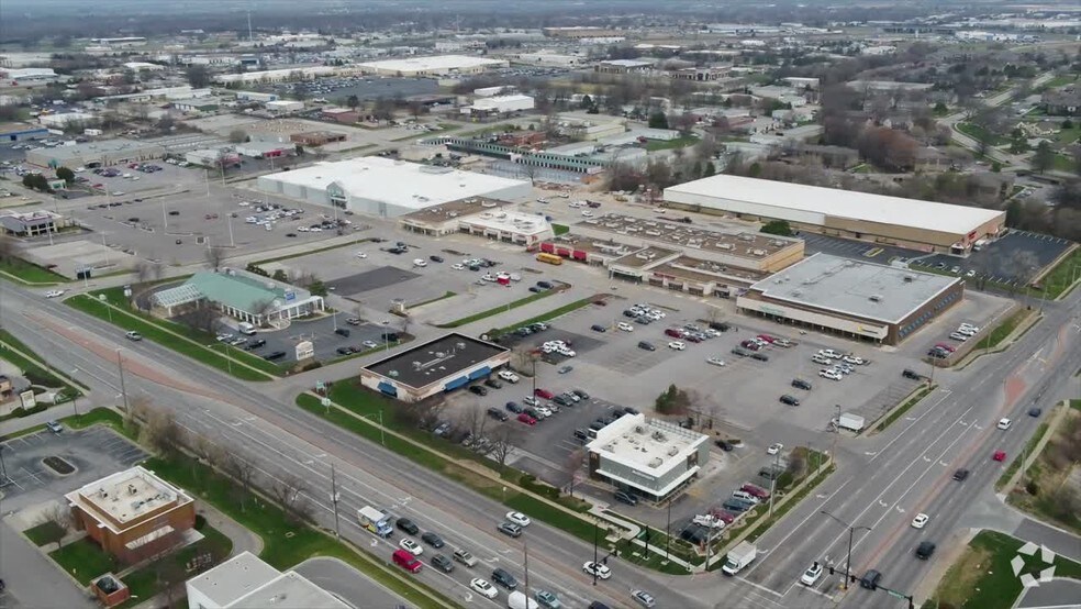 2000-2016 E Santa Fe St, Olathe, KS à vendre - Vidéo aérienne par drone – Image 2 sur 6