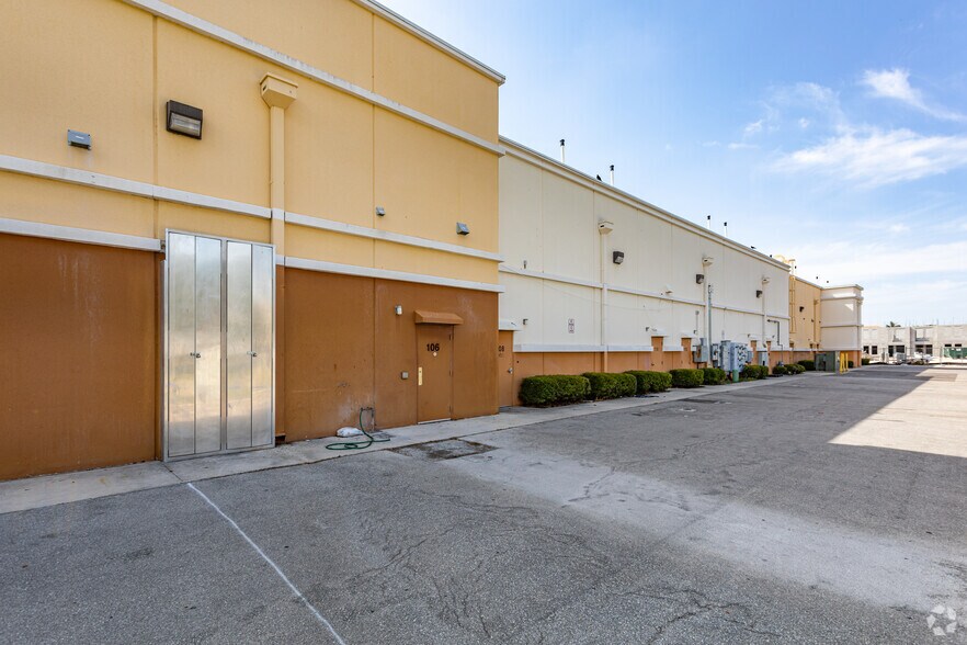 5926 Premier Way, Naples, FL à louer - Photo de l’immeuble – Image 3 sur 4