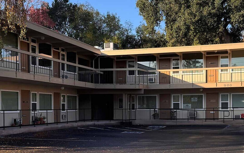 900 N San Antonio Rd, Los Altos, CA à louer - Photo de l’immeuble – Image 2 sur 4