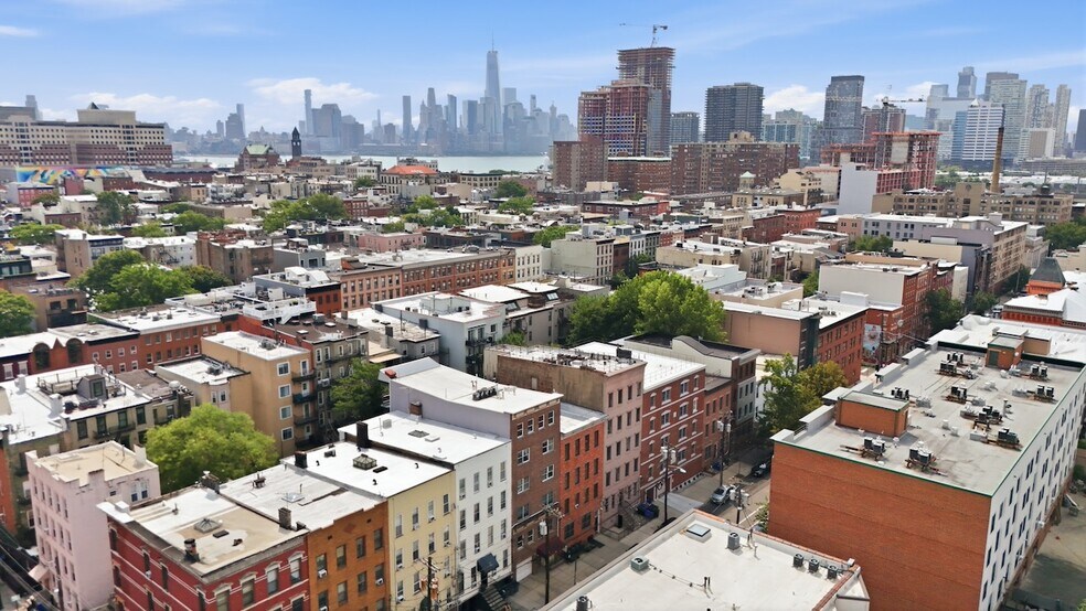 227 Clinton St, Hoboken, NJ à vendre - Photo de l’immeuble – Image 3 sur 46