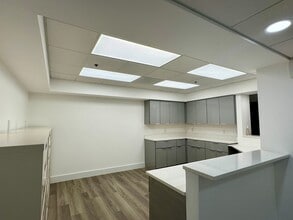 700 2nd Ave N, Naples, FL à louer Photo intérieure– Image 2 sur 13