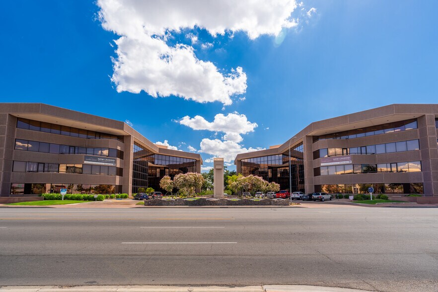 2001 W Camelback Rd, Phoenix, AZ à louer - Photo de l’immeuble – Image 2 sur 5
