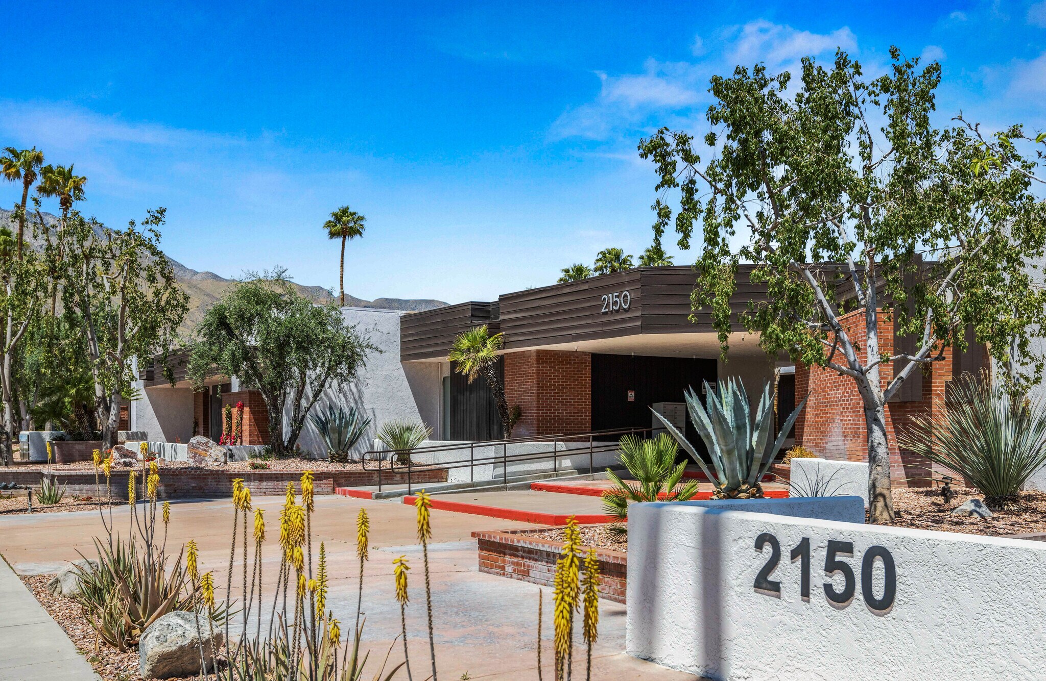 2150 E Tahquitz Canyon Way, Palm Springs, CA à louer Photo de l’immeuble– Image 1 sur 35