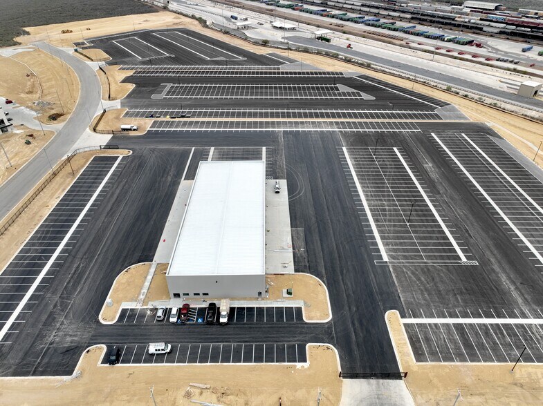 12101 Jim Young Way, Laredo, TX à louer - Photo de l’immeuble – Image 3 sur 11