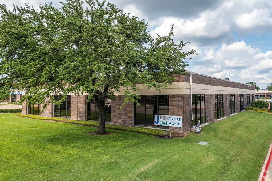 11482 Luna Rd, Farmers Branch, TX à louer - Photo de l’immeuble – Image 3 sur 8