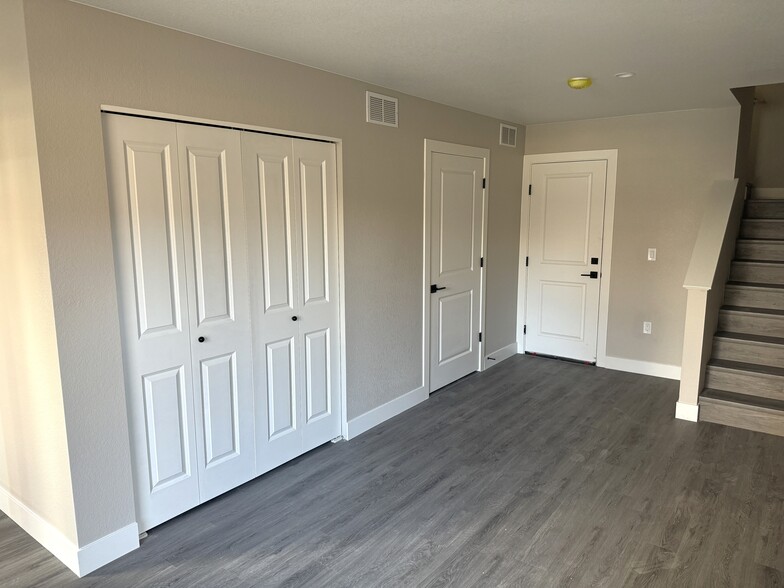 15 New Construction Townhomes portefeuille de 2 biens à vendre sur LoopNet.fr - Photo de l’immeuble – Image 1 sur 37