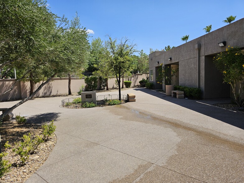1940 PASEO VERDE, Henderson, NV à louer - Photo de l’immeuble – Image 2 sur 11