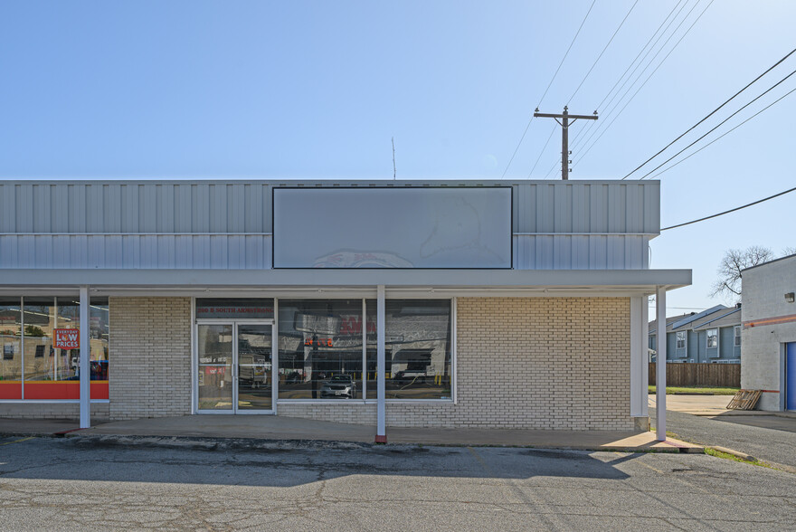 210 Armstrong Ave, Denison, TX à louer - Photo de l’immeuble – Image 2 sur 24