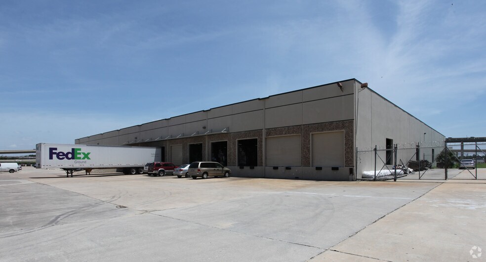 1055 W Sam Houston Pky N, Houston, TX à louer - Photo de l’immeuble – Image 3 sur 4