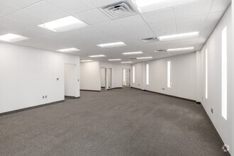 266-300 Raritan Center Pky, Edison, NJ à louer Photo intérieure– Image 2 sur 12