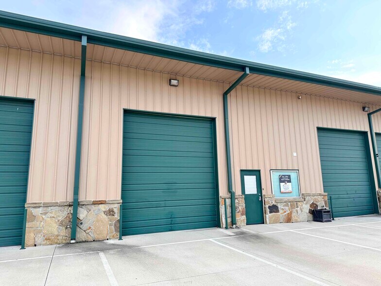 122 Rose Ln, Frisco, TX à louer - Photo de l’immeuble – Image 2 sur 4