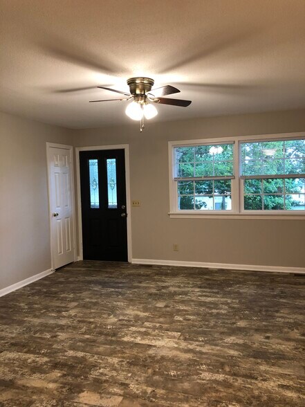 2928 Keith Dr, Sanford, NC à vendre - Photo intérieure – Image 2 sur 4