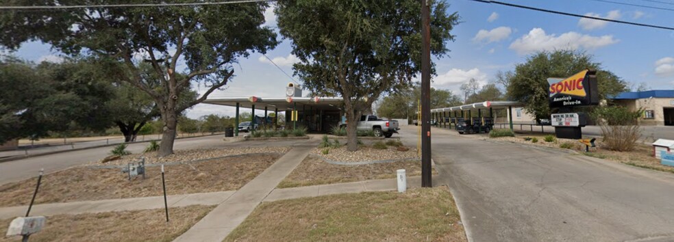 706 S US 77, Yoakum, TX à louer - Photo principale – Image 1 sur 2