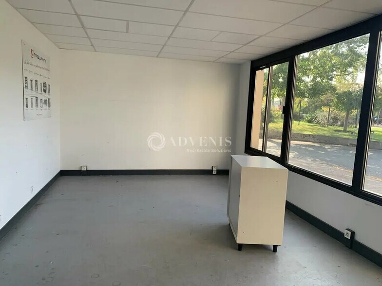 Local d’activités dans Voisins-le-Bretonneux à louer - Photo intérieure – Image 2 sur 9