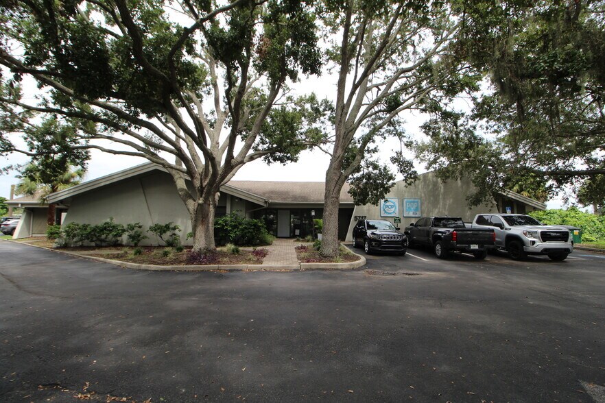 5717 Bessie Dr, Sarasota, FL à louer - Photo de l’immeuble – Image 1 sur 14
