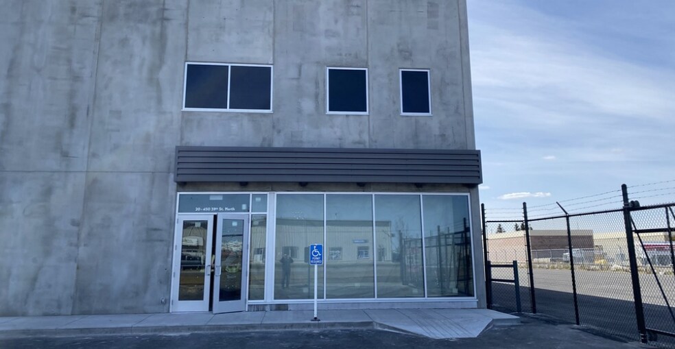450 39 St N, Lethbridge, AB à louer - Photo de l’immeuble – Image 1 sur 6