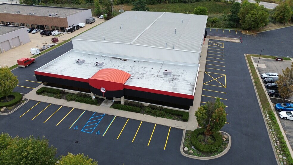 43590 Elizabeth Rd, Clinton Township, MI à louer - Photo de l’immeuble – Image 2 sur 4