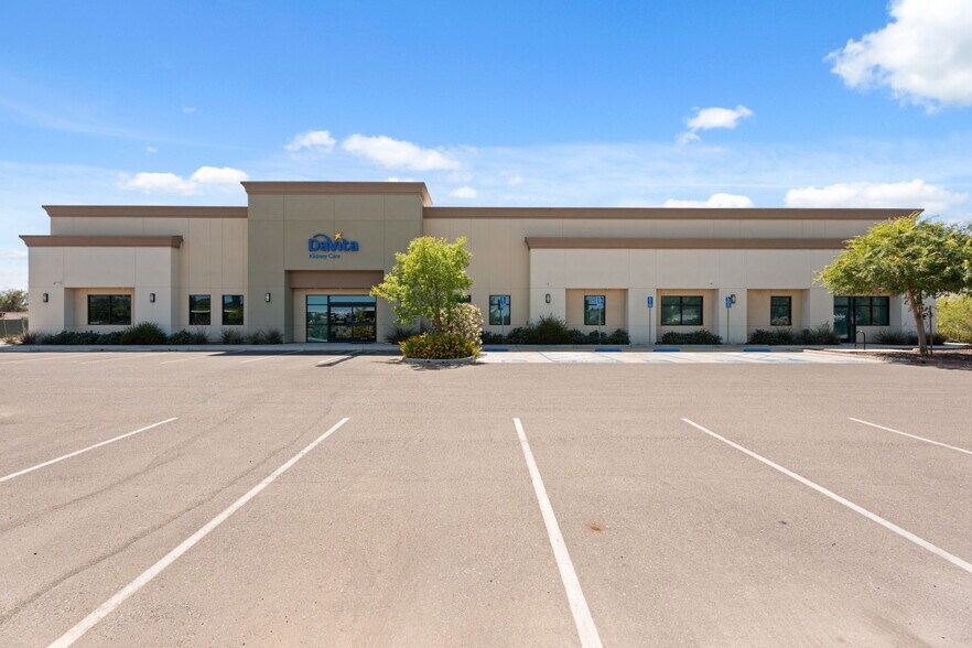 4679 W Spruce Ave, Fresno, CA à vendre - Photo de l’immeuble – Image 2 sur 13