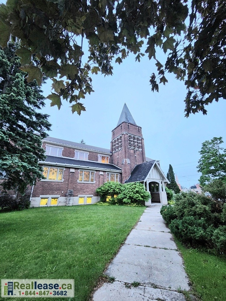 381 10th St, Hanover, ON à louer Photo de l’immeuble– Image 1 sur 34