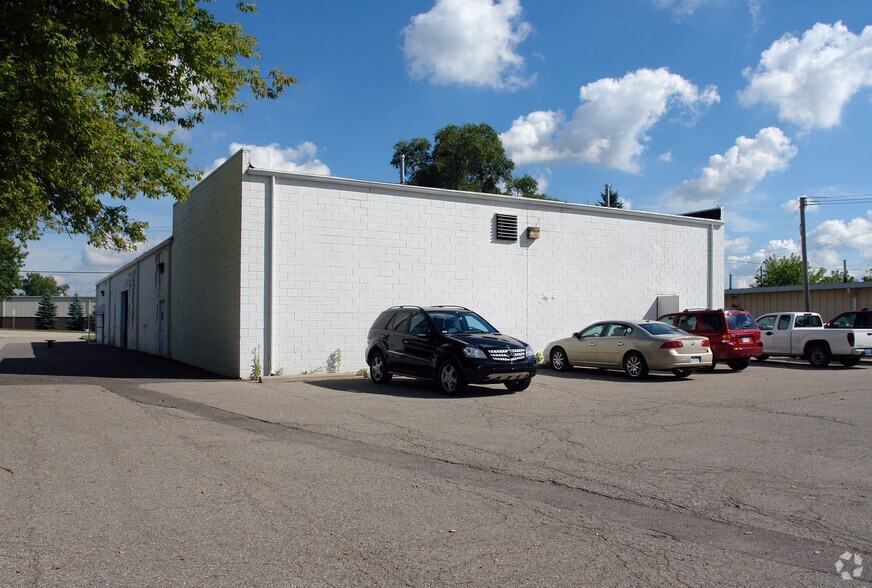 44525 Grand River Ave, Novi, MI à vendre - Photo de l’immeuble – Image 2 sur 2
