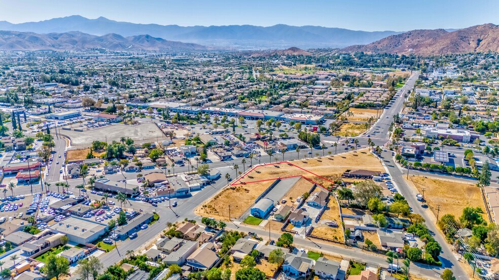 11035 Wells Ave, Riverside, CA à vendre - Photo de l’immeuble – Image 2 sur 19