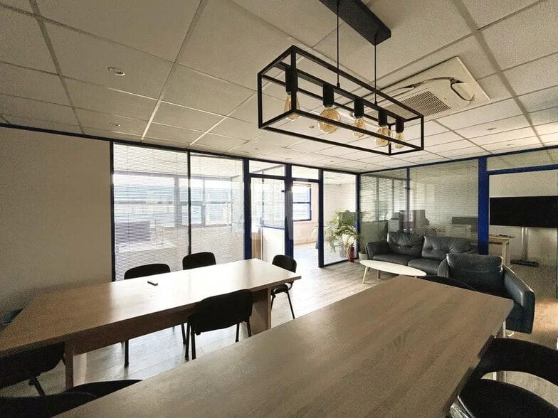 Local d'activités dans Sainte-Geneviève-des-Bois à vendre - Photo de l’immeuble – Image 1 sur 9